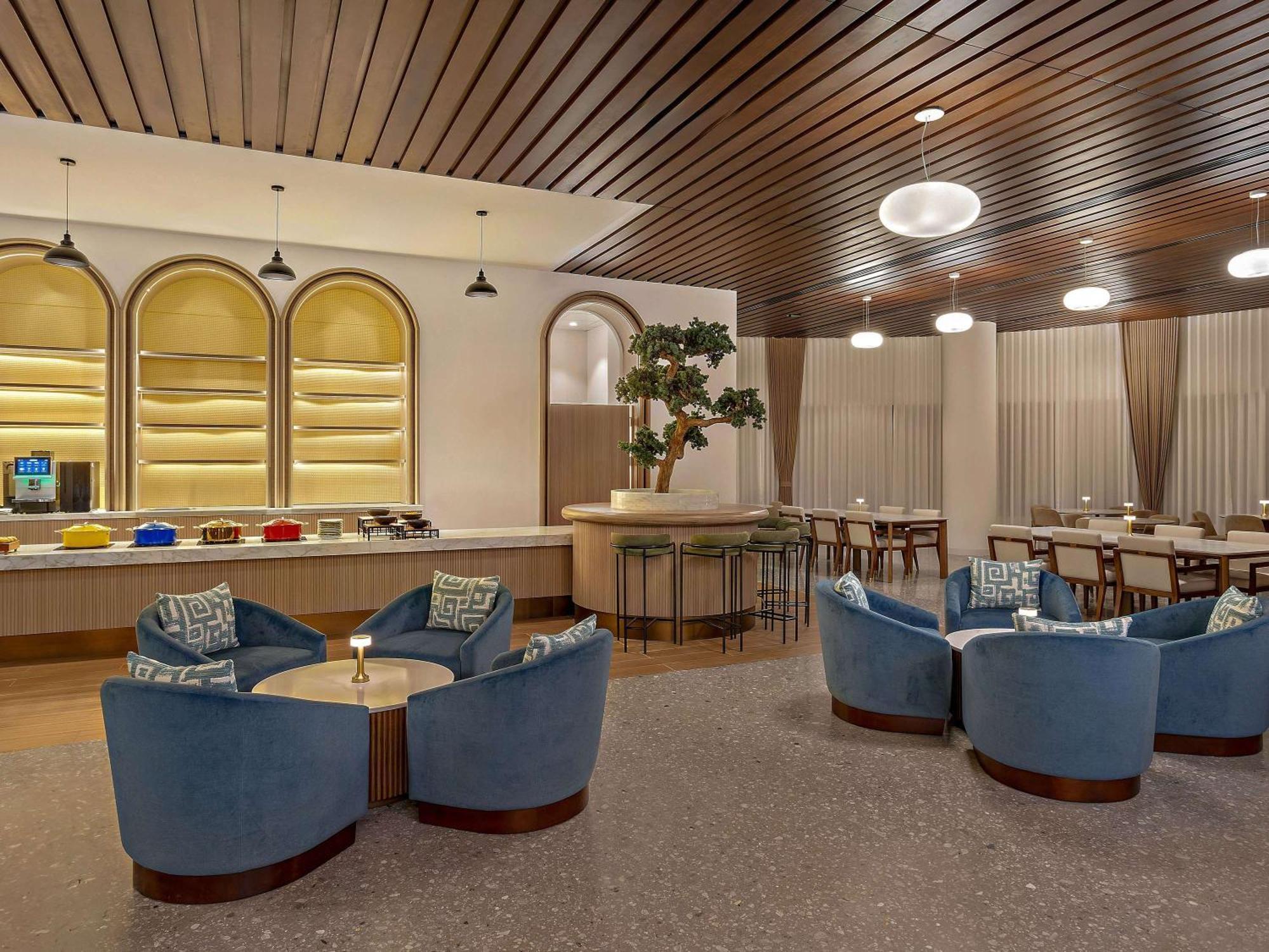 Novotel Al Bustan Hotel 4*